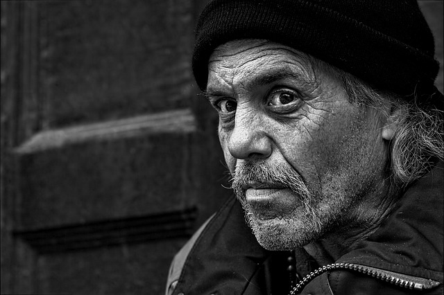 starý muž na ulici
