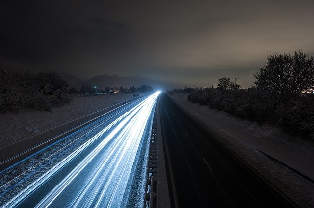 osvětlený jízdní pruh autožárovkou Night Breaker.jpg